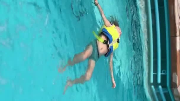 Can Yeleği Giymiş Küçük Bir Çocuk Dubai Havuzunda Yüzüyor Dinleniyor — Stok video