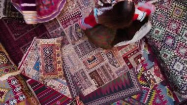 Kapadokya 'da Türkiye' nin ulusal halılarında dönen iki kız. Yüksek kaliteli FullHD görüntüler, Drone görünümü