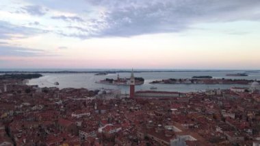 Venedik gölünün panoramik manzarası, St Marks Meydanı, Venedik güzel bir yer, 4k video. Yüksek kalite 4k görüntü
