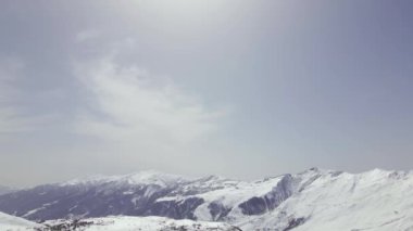 Kışın Georgia Dağları 'nın insansız hava aracı görüntüleri, İHA görüntüleri, 4K görüntüler. Yüksek kalite 4k görüntü