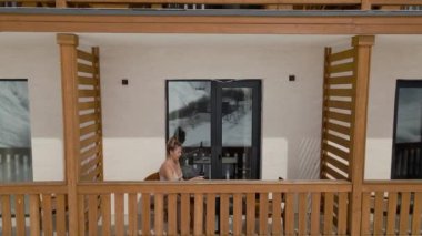 Türkiye, Oludeniz - 09.09.2021, Ormanın ortasında manzaranın tadını çıkaran kız. Yüksek kalite 4k görüntü