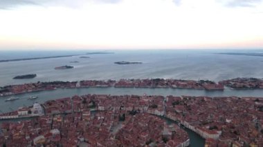 Venedik gölü, hava görüntüleri, İtalya 'da körfezde güzel bir yer, insansız hava aracı stoğu. Yüksek kalite 4k görüntü