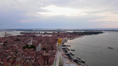  Venedik gölü, Cebrail 'in heykelinin havadan görünüşü St Marks, İtalya' nın tepesinde, 4k video. Yüksek kalite 4k görüntü