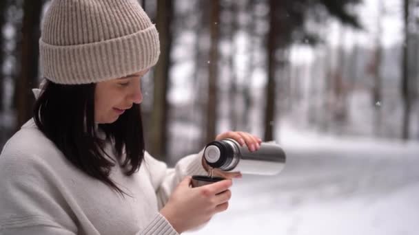 Nettes Mädchen Gießen Kaffee Tasse Winter Schnee Hintergrund Hochwertiges Filmmaterial — Stockvideo