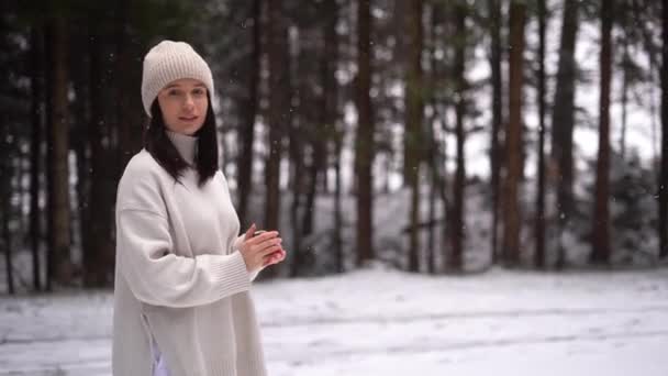 Tatlı Kız Ormanda Sıcak Içecekle Kalır Kameraya Bakar Kış Mevsimi — Stok video
