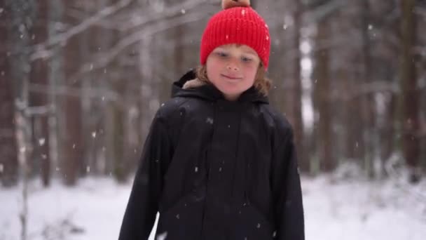 Menino Está Pulando Sorrindo Para Câmera Fundo Inverno Neve Todos — Vídeo de Stock