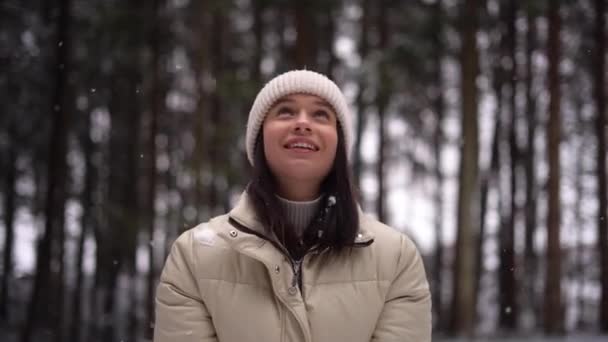 Симпатичная Девушка Бросает Снег Красивым Лесом Заднем Плане Зимний Сезон — стоковое видео