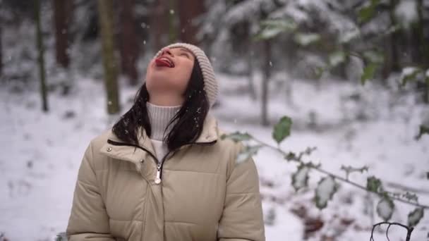 Menina Bonito Pegar Flocos Neve Com Língua Livre Chapéu Bege — Vídeo de Stock