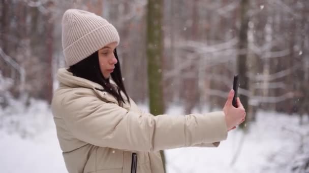 Mulher Bonita Floresta Inverno Tomando Selfie Câmera Telefone Móvel Falando — Vídeo de Stock
