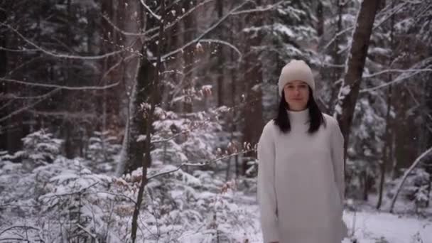 Kız Beyaz Elbiseler Içinde Yürüyor Kameraya Bakıyor Avusturya Ormanlarında Kış — Stok video