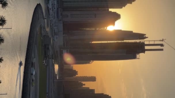 Dubai Business Bay Panoramik Görüntüsü Yat Limanında Tekne Dikey Video — Stok video