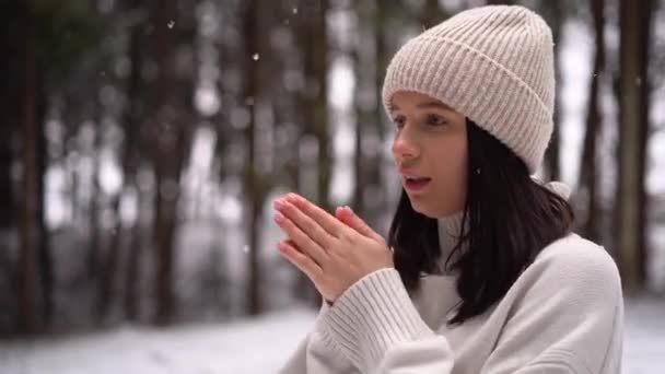 Tatlı Kız Ellerini Isıtıyor Kameraya Bakıyor Kış Mevsimi Avusturya Ormanı — Stok video