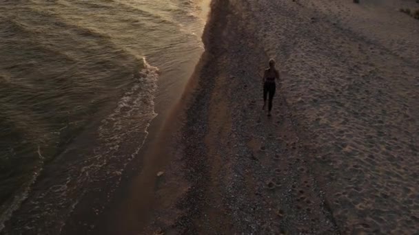 Fata Filmare Dronelor Care Rulează Plajă Apusul Soarelui Imagini Drone — Videoclip de stoc