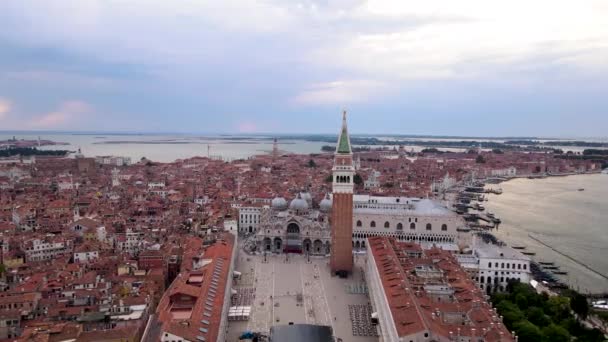 Zooma Flygfoto Venetianska Lagunen Markusplatsen Venedig Kanaler Solnedgången Tid Italien — Stockvideo