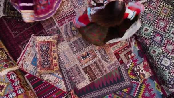 Dos Chicas Vestido Girando Sobre Alfombras Nacionales Turquía Capadocia Imágenes — Vídeos de Stock