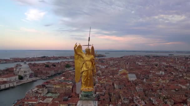 Statue Des Erzengels Gabriel Auf Dem Markusplatz Venezianische Lagune Luftaufnahme — Stockvideo