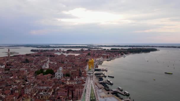 Venedik Gölü Cebrail Heykelinin Havadan Görünüşü Marks Talya Nın Tepesinde — Stok video