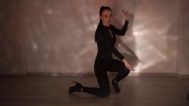 Seksi esmer kızdan moda dansı, siyah kıyafetler, ağır çekim, boğucu. Yüksek kaliteli FullHD görüntüler