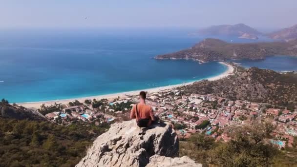 Воздушный Вид Молодого Человека Сидящего Скале Горы Снимающего Себя Воздуха — стоковое видео