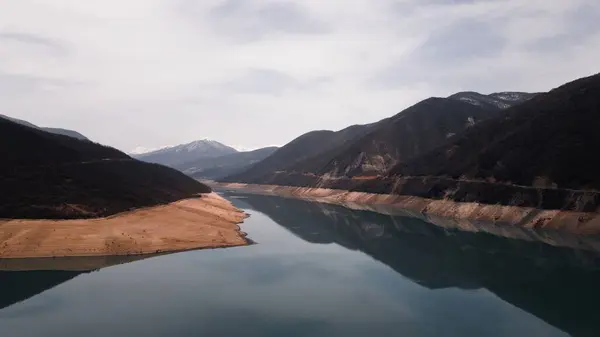 Zhinval Reservoir, Gürcistan 'da bahar günü dağlar arasında. Hava fotoğrafı. Yüksek kalite fotoğraf
