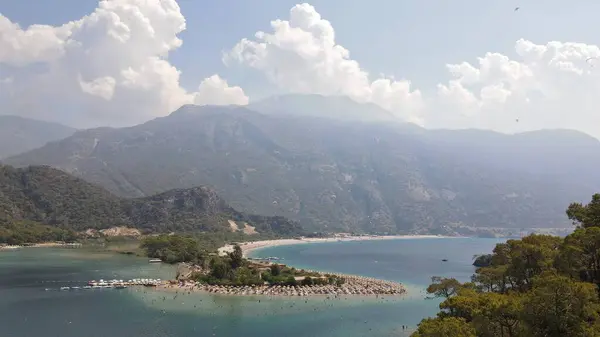 Türkiye 'de mavi göl havadan çekilmiş. Yüksek kalite 4k görüntü