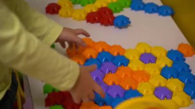 Çok renkli oyuncak mozaiği. Kırmızı, mavi, sarı. Yüksek kaliteli FullHD görüntüler