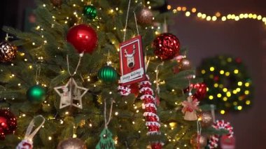 Ağaçta Noel oyuncakları, çelenkler, ışıklar, hediyeler. Yüksek kaliteli FullHD görüntüler