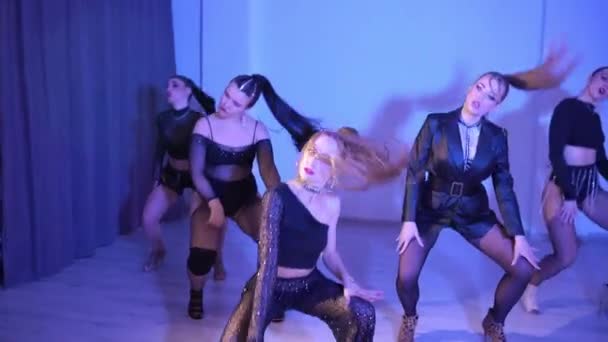 Группа Сексуальных Пяти Девушек Танцующих Синем Фоне Студии Замедленная Съемка — стоковое видео