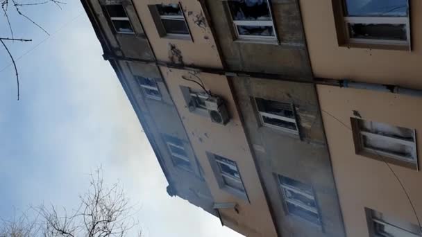 Mariupol Oekraïne 2022 Vernietigde Huizen Granaatscherven Van Russische Artillerie Mariupol — Stockvideo