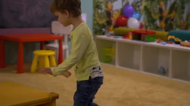 Παιδί Παίζει Πρόφθασε Στο Κλαμπ Υψηλής Ποιότητας Υλικό Fullhd — Αρχείο Βίντεο