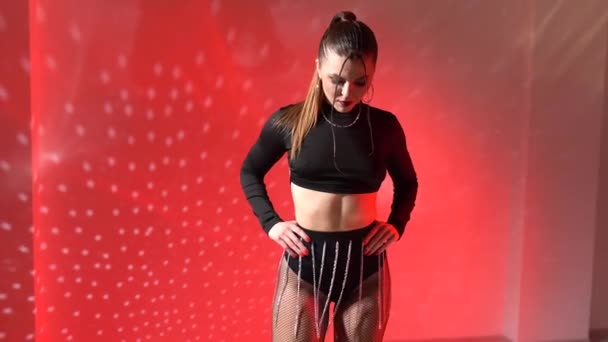 Makyajlı Bir Kız Neon Stüdyoda Fotoğraflı Bir Saç Stili Yüksek — Stok video