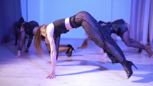 黒い服を着たポニーテールを着た若い女の子と人工霧と青いネオンと白いスタジオで床に踊るハイヒール 高品質のフルHd映像 — ストック動画