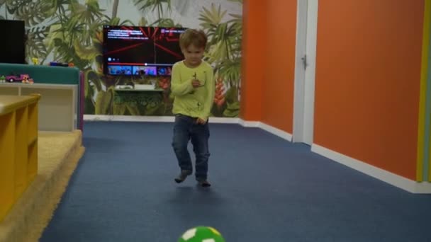 Szczęśliwy Chłopiec Lat Biegnie Kopie Piłkę Pokoju Dzieci Wysokiej Jakości — Wideo stockowe