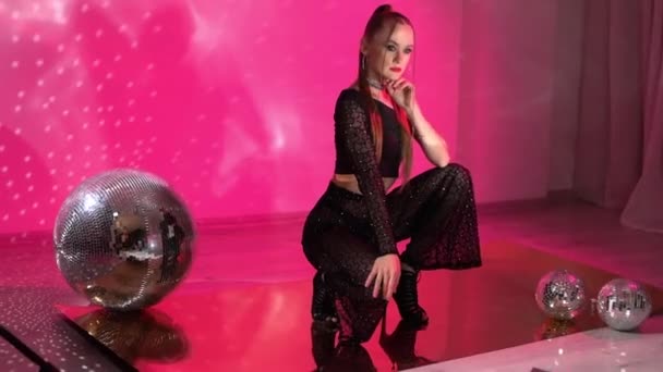 Sexy Hot Girl Sitting Liquid Mirrors Disco Ball Neon Lights — Stock videók