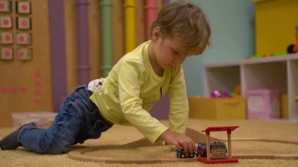 Boy Playing Railroad Childrens Room High Quality Fullhd Footage — 비디오