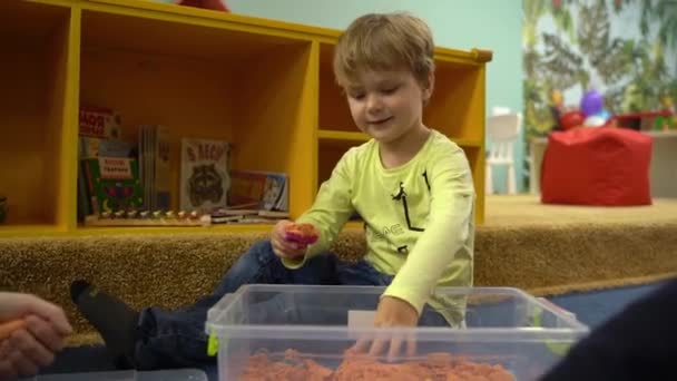 这个快乐的男孩在儿童房玩动沙游戏 优质Fullhd影片 — 图库视频影像