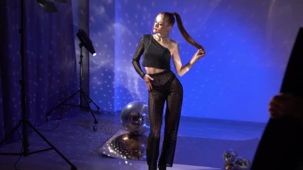 Gadis Studio Pada Pemotretan Dengan Lampu Neon Dan Disko Bola — Stok Video