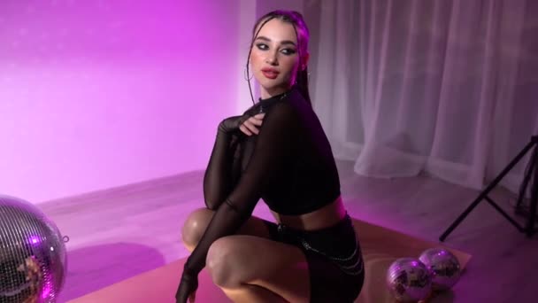 Tânăra Sexy Tocuri Înalte Studio Lumini Roz Neon Imagini Fullhd — Videoclip de stoc