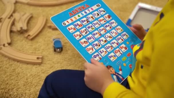Pięciolatka Uczy Się Alfabetu Ręczny Widok Wysokiej Jakości Materiał Filmowy — Wideo stockowe