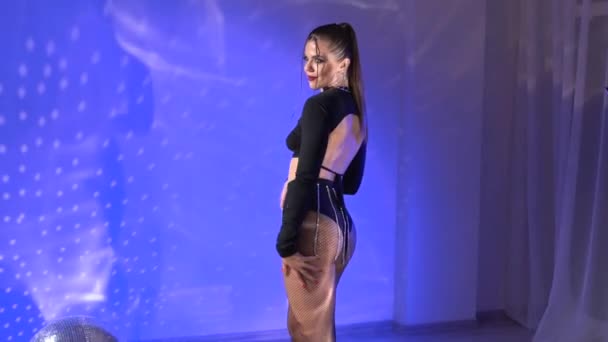 Una Chica Sonríe Con Ropa Baile Estudio Con Luces Neón — Vídeos de Stock