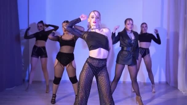 Beyaz Stüdyoda Mavi Neon Arka Planda Dans Eden Beş Seksi — Stok video