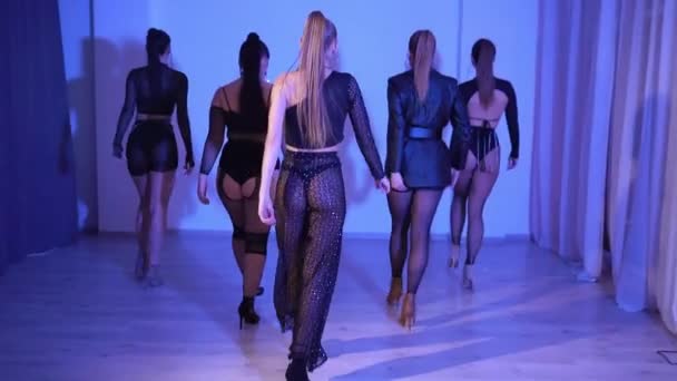 Aantrekkelijke Meisjes Dansen Hoge Hakken Neon Studio Backview Slow Motion — Stockvideo
