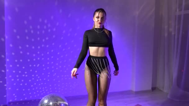 Una Chica Bailando Las Luces Multicolores Neón Del Estudio Cámara — Vídeo de stock