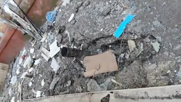 Mariupol Ukraine 2022 Russian Shell Bomb Ruined City Shrapnel Vertical — 图库视频影像