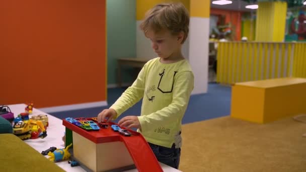一个男孩子在桌子上玩玩具车 优质Fullhd影片 — 图库视频影像