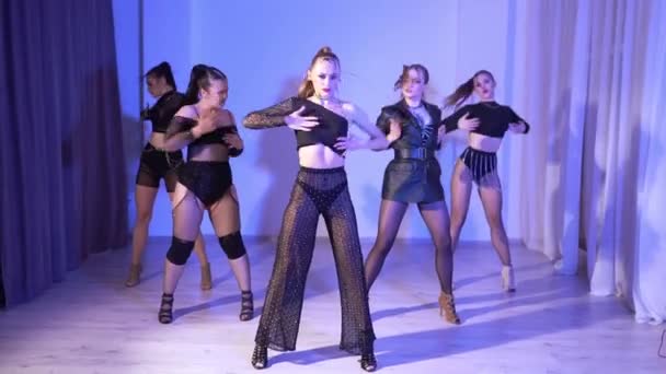 Vista Frontal Chicas Bailando Con Tacones Altos Estudio Azul Neón — Vídeos de Stock