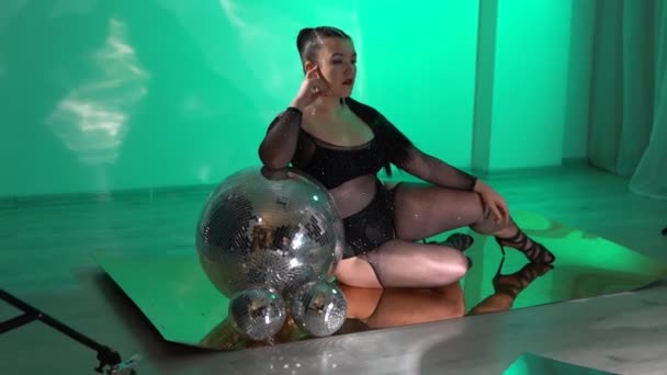 Girl Photographer Works Model Studio Neon Light Fashion Shooting Concept — Wideo stockowe