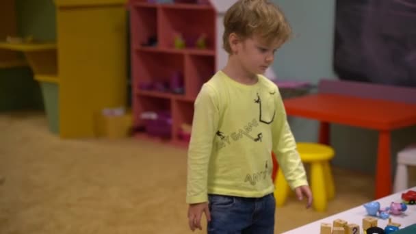 Het Kind Vraagt Speelgoed Met Hem Spelen Hoge Kwaliteit Fullhd — Stockvideo