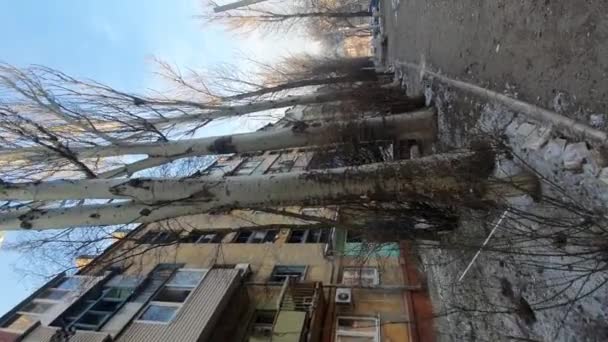 Mariupol Ucrânia 2022 Residente Mariupol Mostra Vidro Quebrado Casas Depois — Vídeo de Stock