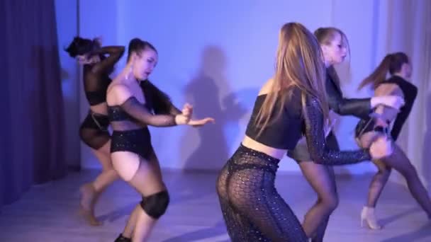 Hot Sexy Girls Dancing Neon Blue Purple Studio Back Front — Stockvideo